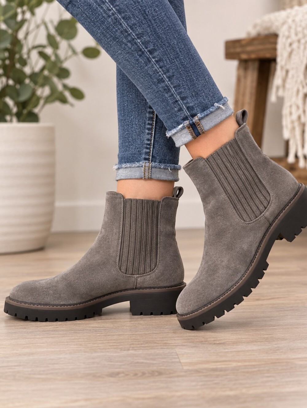 Seychelles Cashew Chelsea Boots Women’s 9 Gray Taupe Suede Lug Sole